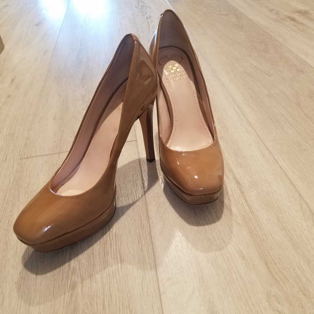 VInce Cumuto shinny platform tan heels